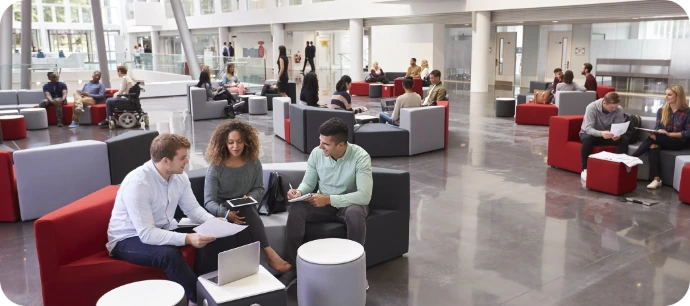 Étudiants travaillant et échangeant dans un espace de travail d’un campus