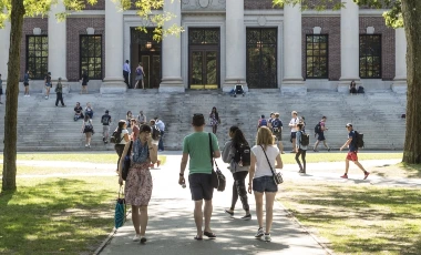 Étudiants marchant vers un bâtiment universitaire sur un campus