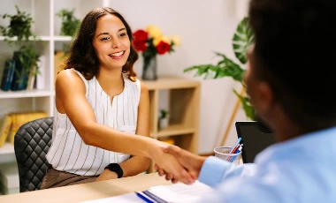 Candidate serrant la main d’un recruteur lors d’un entretien d’embauche