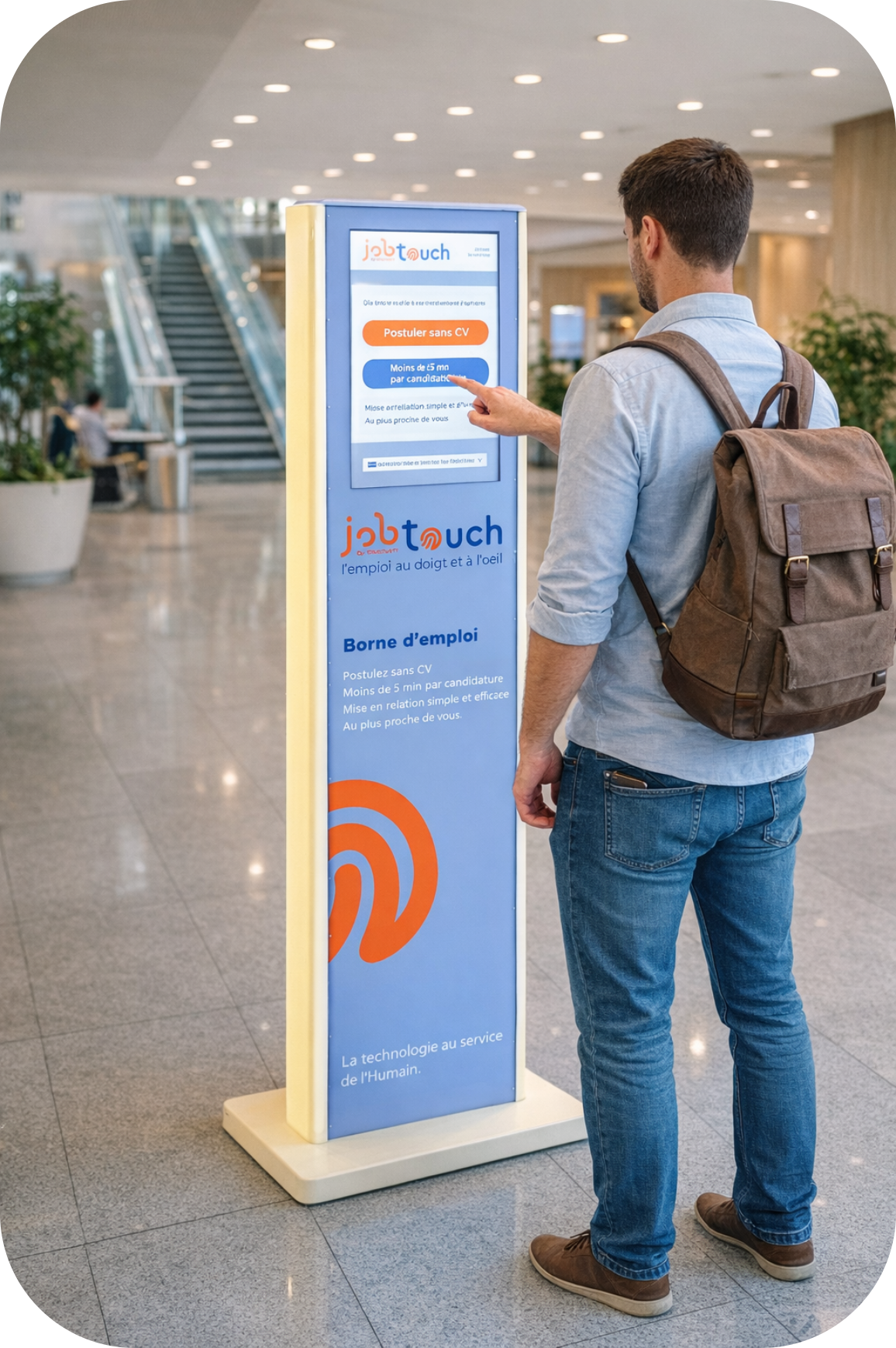 Homme utilisant une borne interactive Jobtouch pour postuler à un emploi dans un espace public
