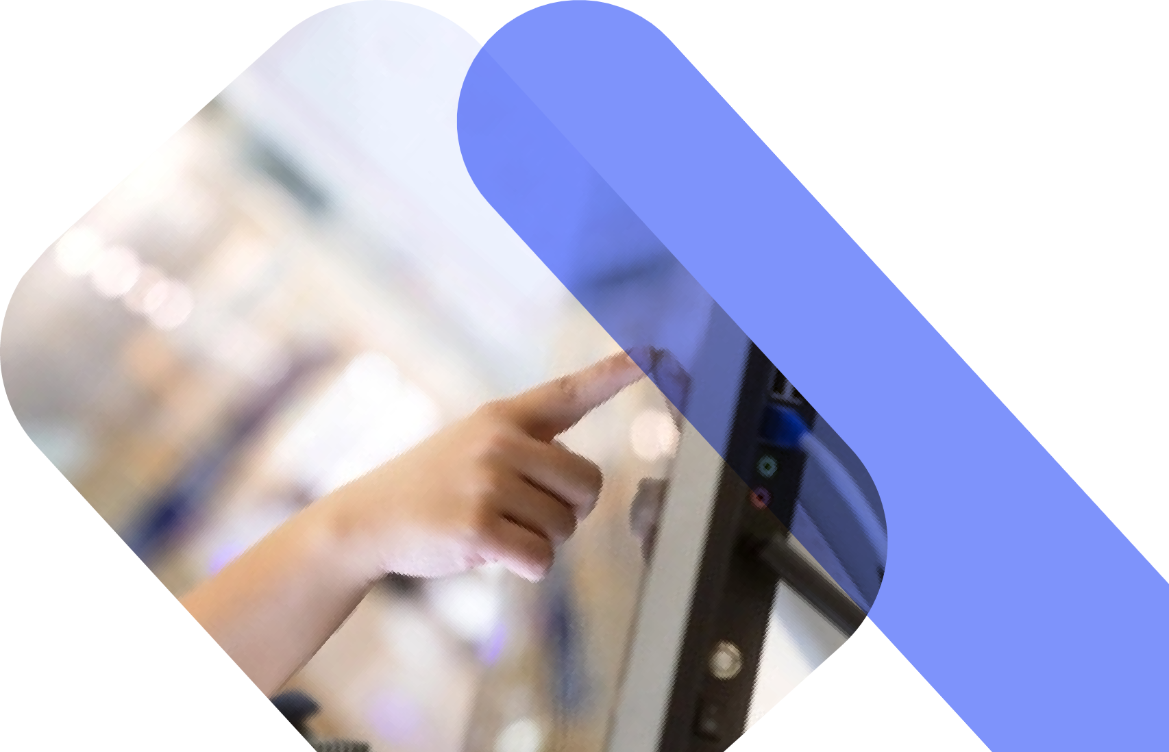 Main utilisant un écran tactile interactif