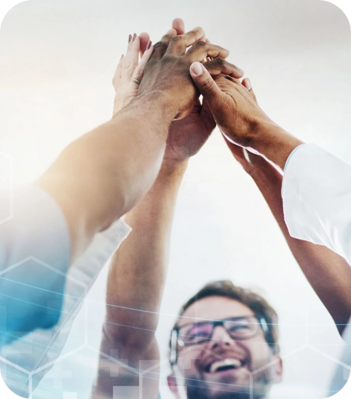 Équipe célébrant un succès en levant les mains ensemble