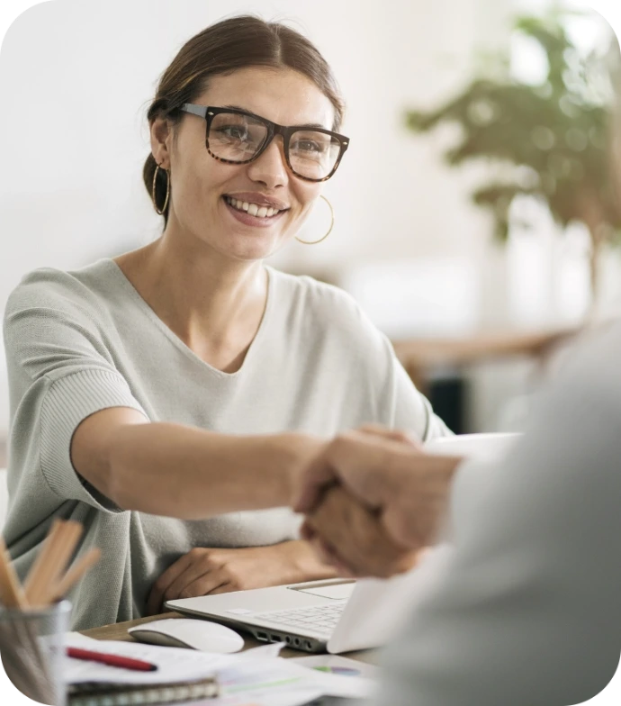 Candidate serrant la main d’un recruteur lors d’un entretien