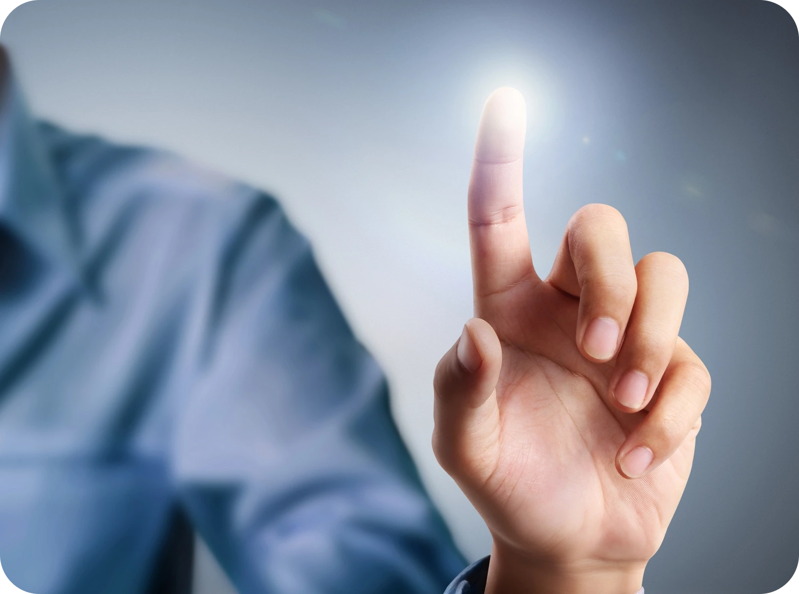 Doigt pointant vers une interface numérique interactive