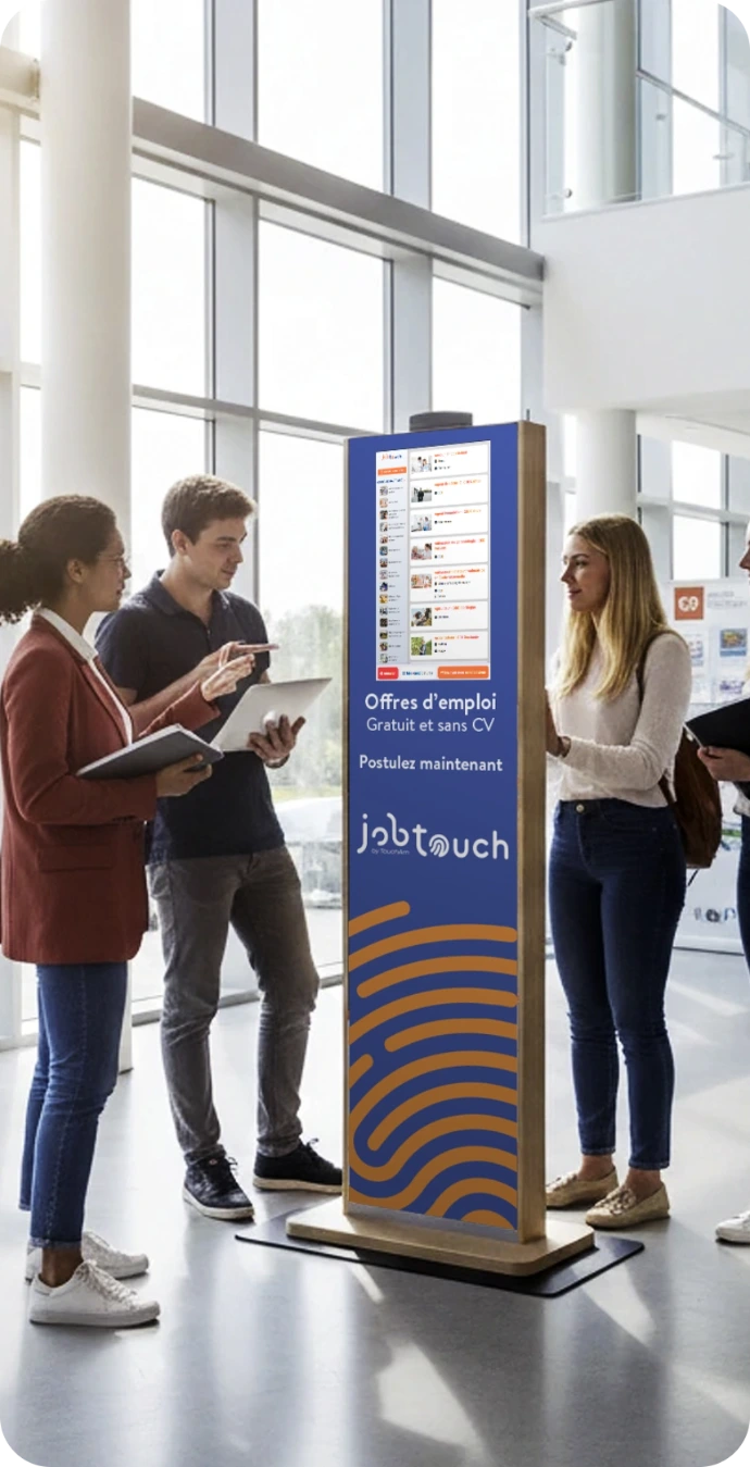 Étudiants consultant une borne interactive Jobtouch pour accéder à des offres d'emploi sans CV