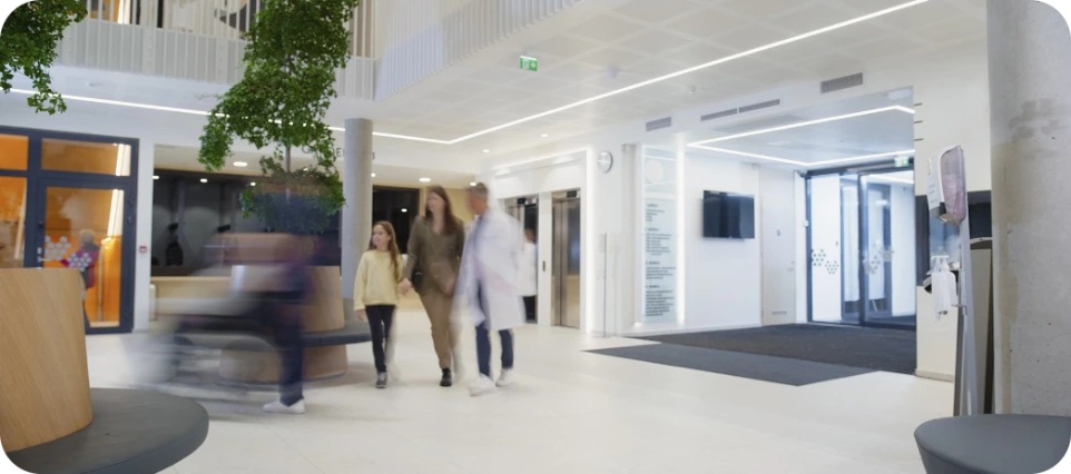 Personnes se déplaçant dans le hall d’un bâtiment public moderne